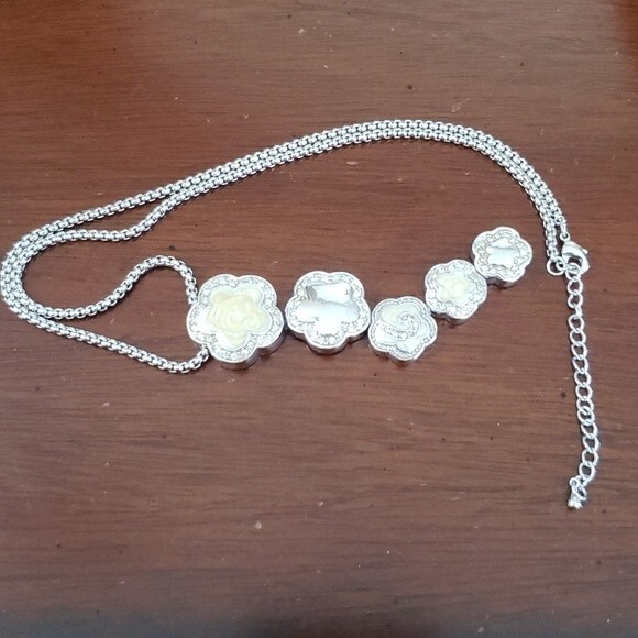 Adjustable necklace with cream/Silver/"diamond" charms with a box chain - Picture 5 of 5